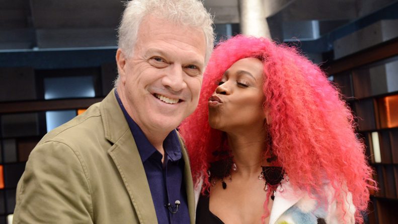 Pedro Bial recebe Karol Conka em seu programa no GNT