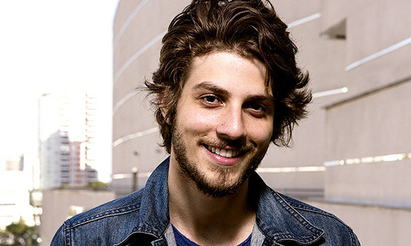 Após curtir muito a fase de solteiro, Chay Suede volta a namorar