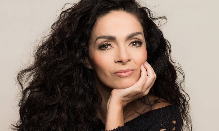Claudia Ohana conta que foi abandonada pela mãe, como fez sua personagem em “Sol Nascente”