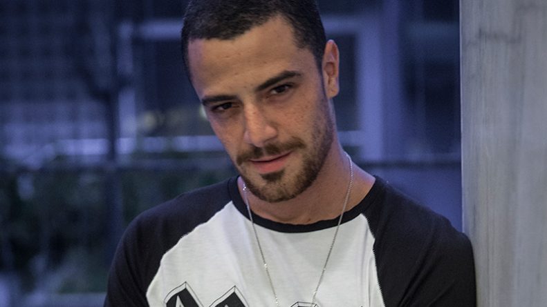 Ator da Globo posta vídeo em vestiário e homem nu aparece ao fundo