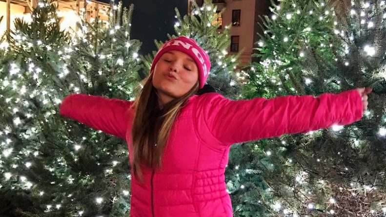 Larissa Manoela comemora aniversário de 16 anos em Nova York