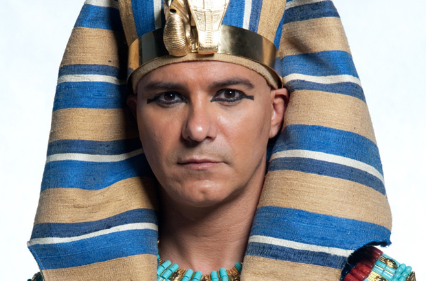 Ator da Record é flagrado aos beijos com homem em festa no Rio de Janeiro