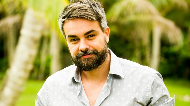Márcio Kieling festeja papel gay em “Sol Nascente”: “Me caiu feito uma luva”