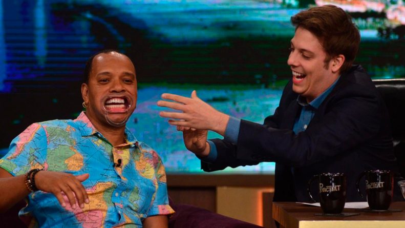 No último programa do ano, Fábio Porchat entrevista os músicos do grupo Molejo