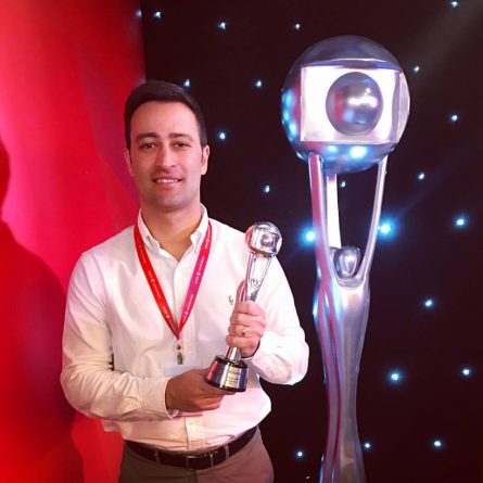 Foto: Gabriel Moura com o prêmio (Reprodução/Facebook)