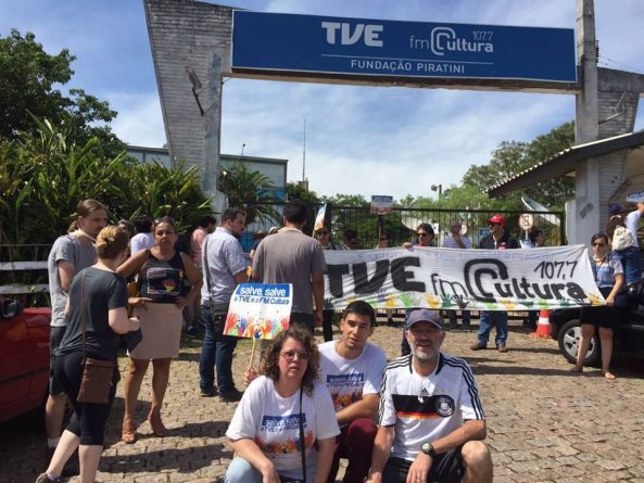 Sem trabalhar, funcionários protestam contra fim de emissora