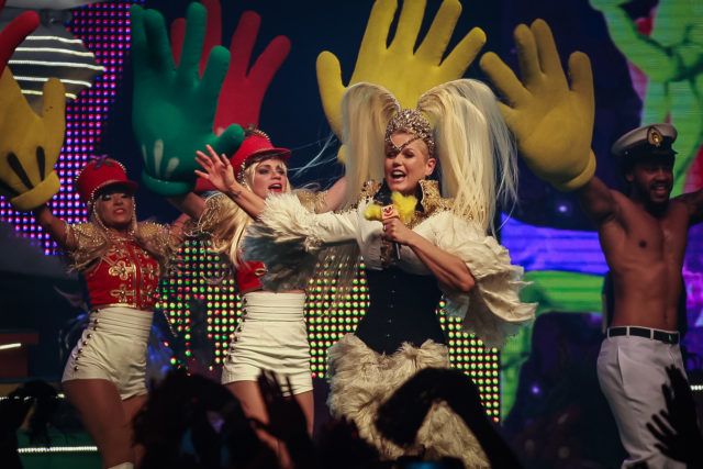 Record vai cortar beijos gays no especial de fim de ano da Xuxa