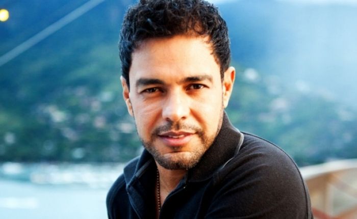 Jornalista revela que Zezé Di Camargo quebrou o pênis com uma amante famosa