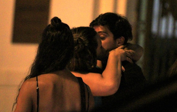 Namoro? Rodrigo Simas é flagrado aos beijos com mulher durante festa de Bruno Gissoni