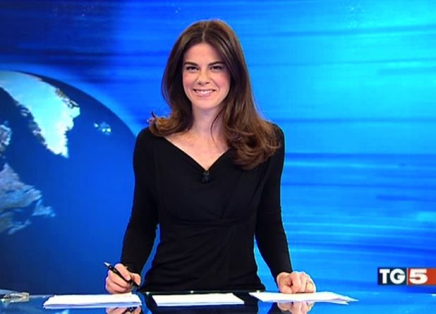 Jovem âncora italiana mostra demais durante noticiário ao vivo; confira