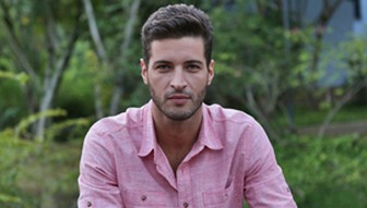 Ator de “Joia Rara” e “Chapa Quente” assina com a Record