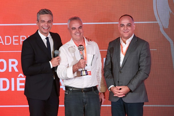 Amadeu Lima (centro) representou a Rede Paraíba de Comunicação em prêmio apresentado por Otaviano Costa (esquerda) e entregue por Amauri Soares (direita) (Foto: Divulgação)