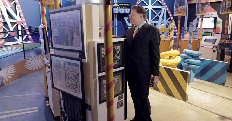 Silvio Santos encanta funcionários do MIS em chegada a exposição