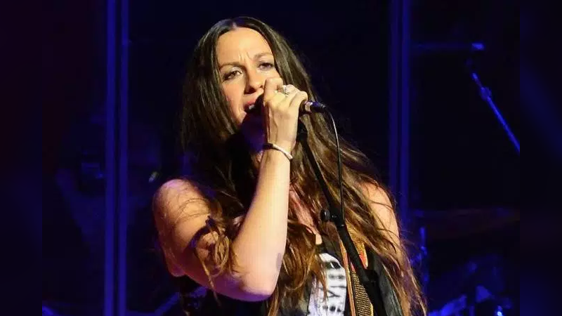 Ex-empresário admite ter roubado US$ 5 mi de Alanis Morissette