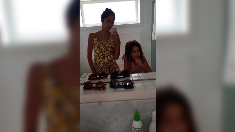 Bela Gil ensina filha a escovar os dentes com argila