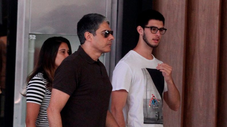 William Bonner passeia com o filho pela primeira vez após acidente