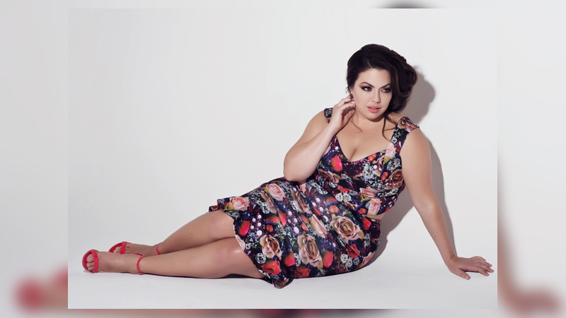 Modelo plus size é acusada de editar foto em rede social: “Apagou o umbigo”