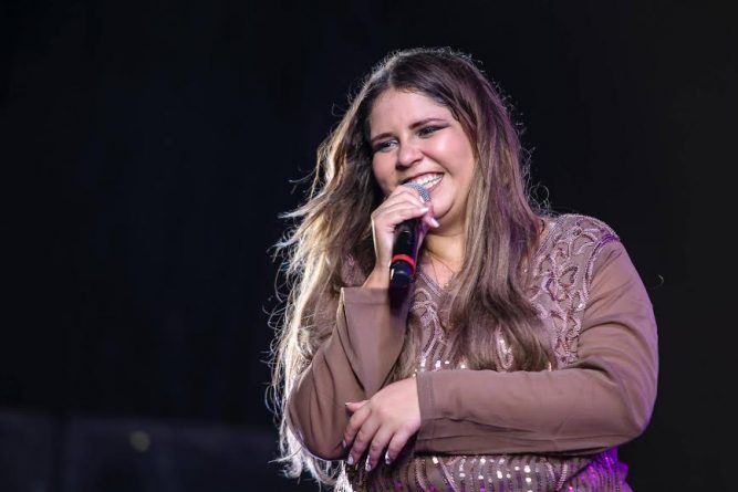 Marília Mendonça leva tombo no palco durante show na noite de réveillon