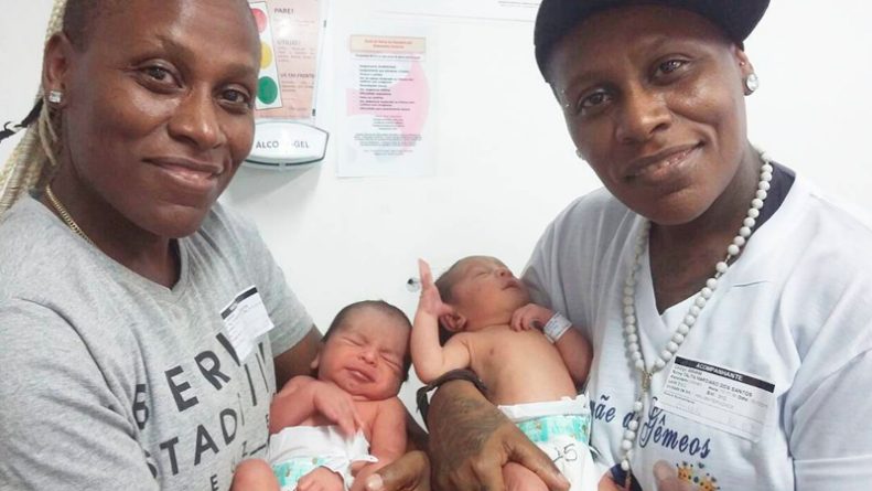 Pepê posa com os filhos gêmeos e com a irmã Neném