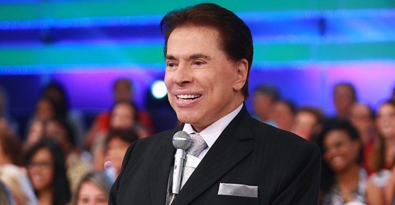 Silvio Santos aparece grisalho e sem maquiagem em selfie com fã
