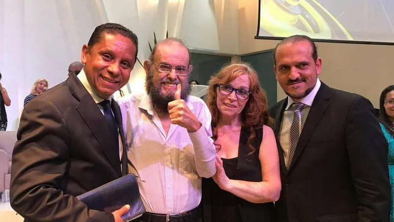 Zé do Caixão é batizado em igreja evangélica