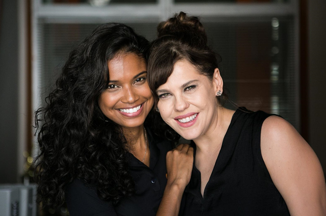 Aline Dias e Barbara Paz posam juntas em gravação