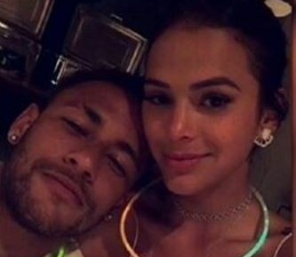 Bruna Marquezine e Neymar Jr comemoram 2017 e assumem namoro