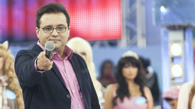 Record demite figurinista de Geraldo Luis após confusão com o crachá