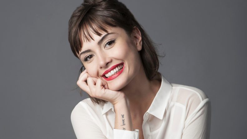 Grávida, Carol Castro deixa elenco de novela; Globo convoca Maria Casadevall