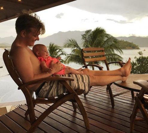 Michel Teló comemora primeira virada do ano ao lado da filha