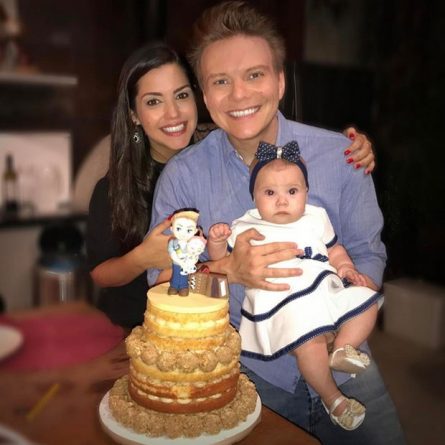 Michel Teló comemora aniversário ao lado de Thais Fersoza e da filha, Melinda