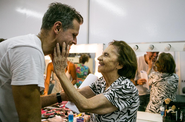 Laura Cardoso é recebida com carinho na volta as gravações