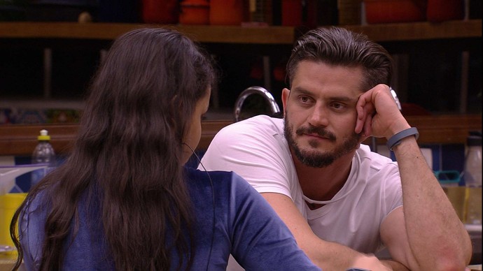 Em noite quente no “BBB”, Emilly diz para Marcos: “Goza na minha boca”