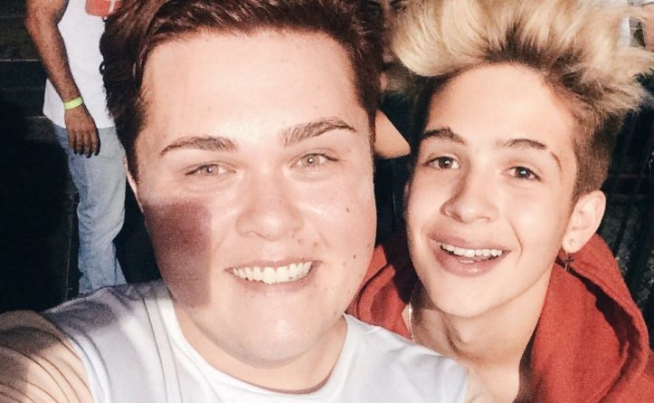 Blogueiro e estrelas do SBT curtem festa em São Paulo