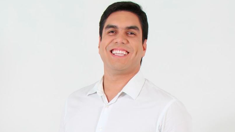 Jornalista demitido de afiliada da Globo após criticar governador assina com a Record