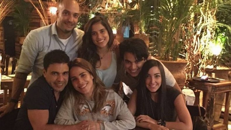 Zezé Di Camargo e Wanessa posam juntos pela primeira vez após brigas