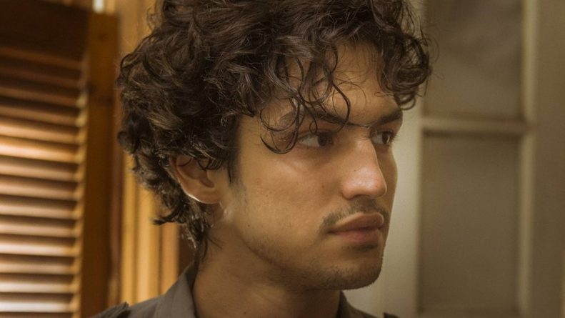 Gabriel Leone muda visual para a supersérie “Os Dias Eram Assim”
