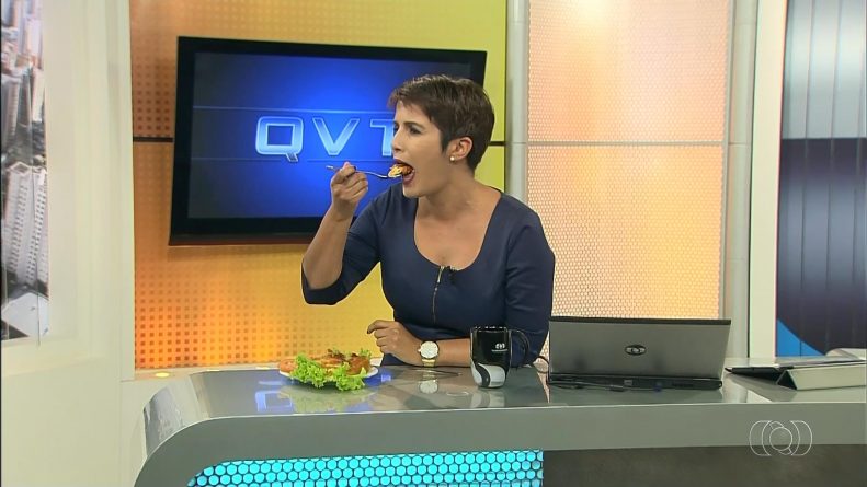 Apresentadora come torta de frango em bancada de jornal de afiliada da Globo