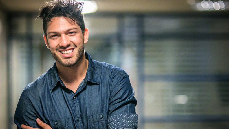 Ex-BBB é alvo de comentários maldosos por falta de volume em fotos de sunga