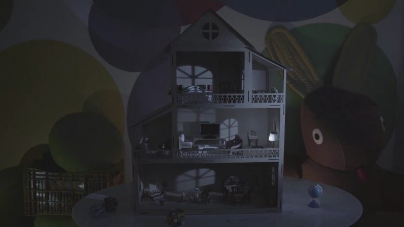 Megapix reproduz cena épica de “Poltergeist” com casa de bonecas