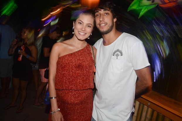 Grávida, Bruna Hamú curte carnaval na Bahia