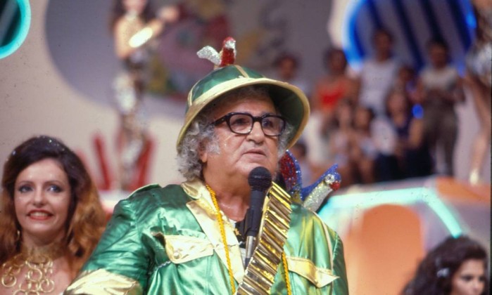 Cenário para o especial dos 100 anos do Chacrinha começa a ser produzido