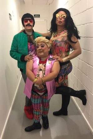 David Brazil se fantasia de Anitta em gravação de programa