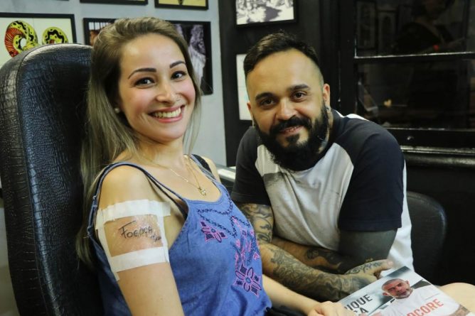 Fã faz homenagem para Henrique Fogaça; confira