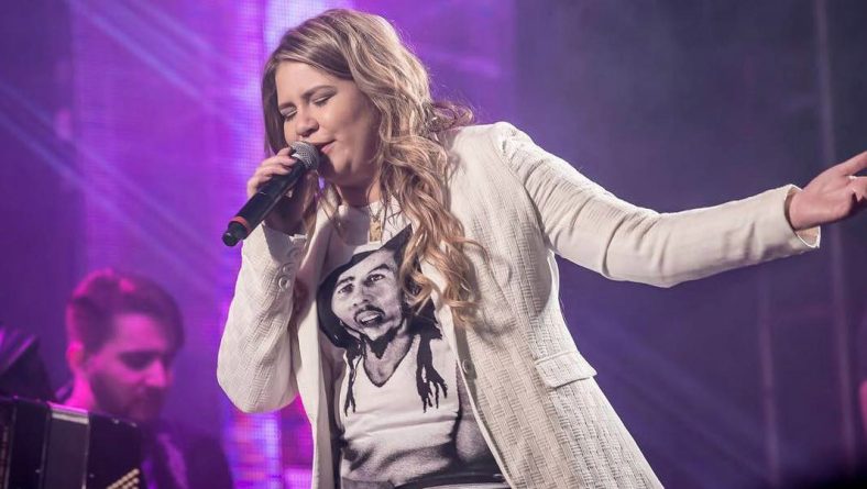 Marília Mendonça é atacada por fã com celular