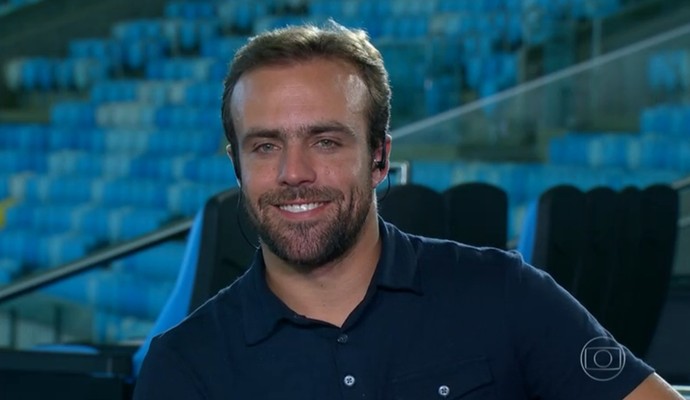 Roger Flores fala sobre o estado de saúde do pai: “Ainda é grave”