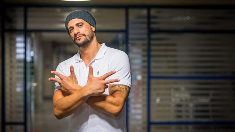 Ex-BBB Daniel fica pelado em ensaio para o Paparazzo