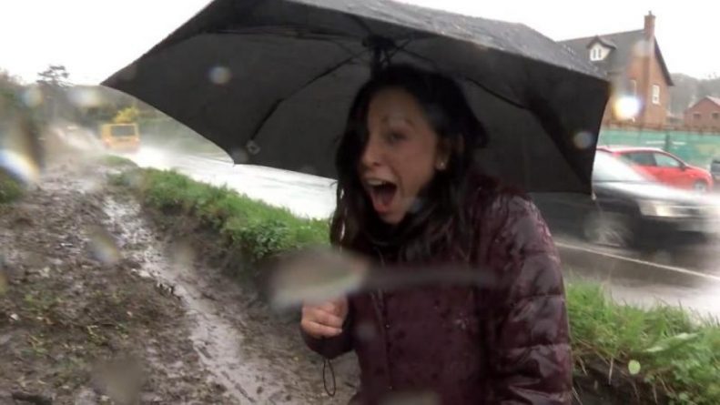 Repórter toma “banho” de água com lama durante matéria