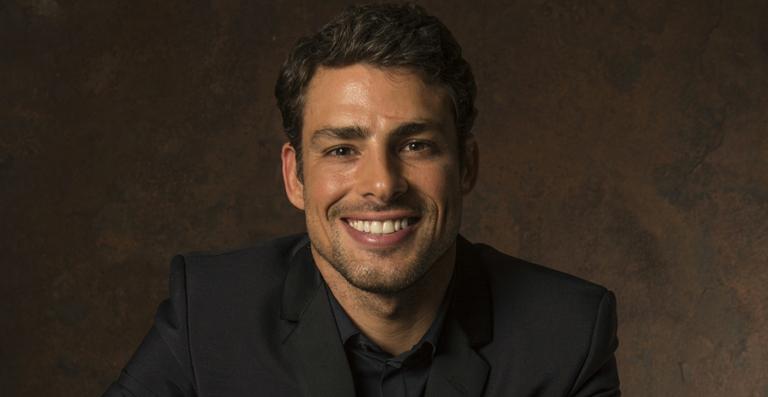 Cauã Reymond faz aula de mergulho para nova série