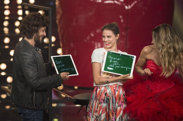 Chay Suede pede Laura Neiva em casamento durante programa